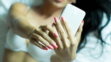 Fare sexting con i sex toys: guida per riaccendere l’intimità a distanza